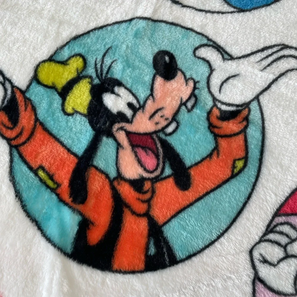 Official Disney "Mickey & Friends" Ultra-Soft Fleece Throw - Picture 7 of 14